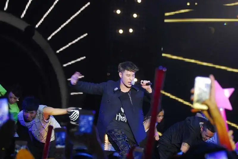 众所周知,潘玮柏的音乐作品一直深受大众喜爱,而这次他却在演唱会上玩