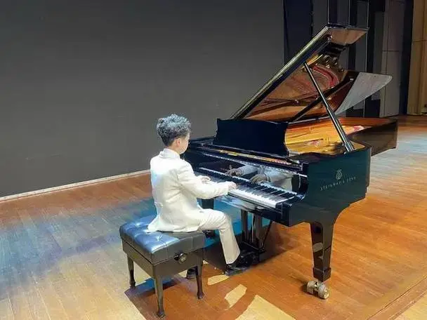 丁颢宸钢琴独奏音乐会在国家大剧院成功举办