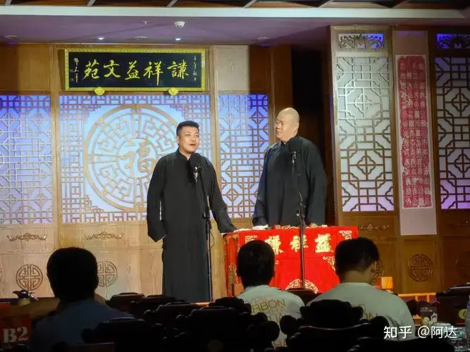 德云社观众刨活,年轻演员怒摔离台,侮辱观众,是演员的错还是观众的错?