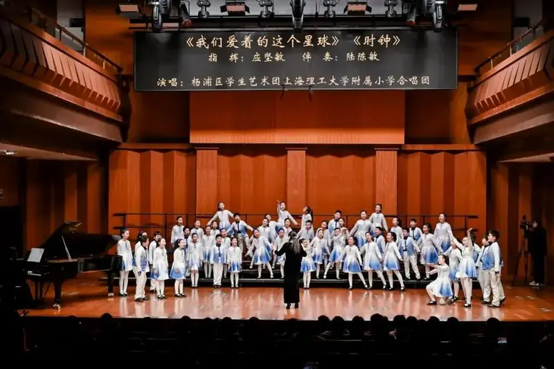 合唱团精彩演绎《音有爱》,拉开本场音乐会的序幕,用歌声传递出对音乐