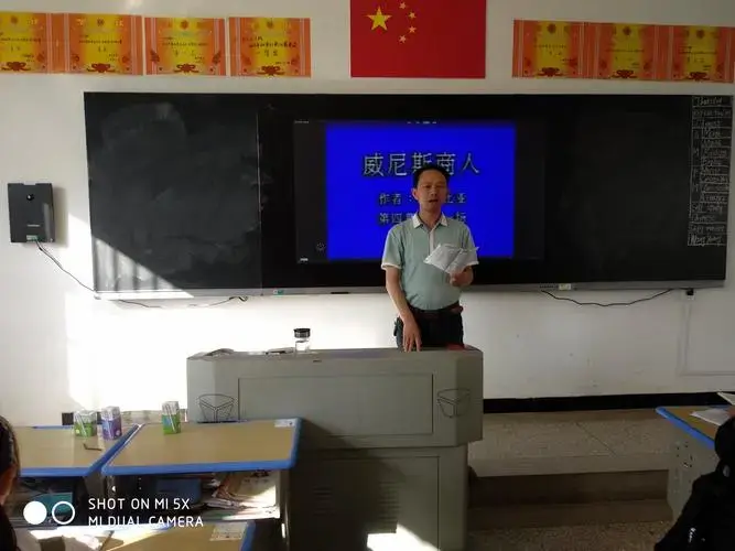 曹卫红老师精心指导学生话剧表演技巧