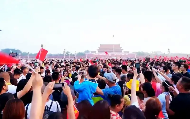 升旗仪式后,万人大合唱《我爱你中国》瞬间泪目,我爱我的祖国