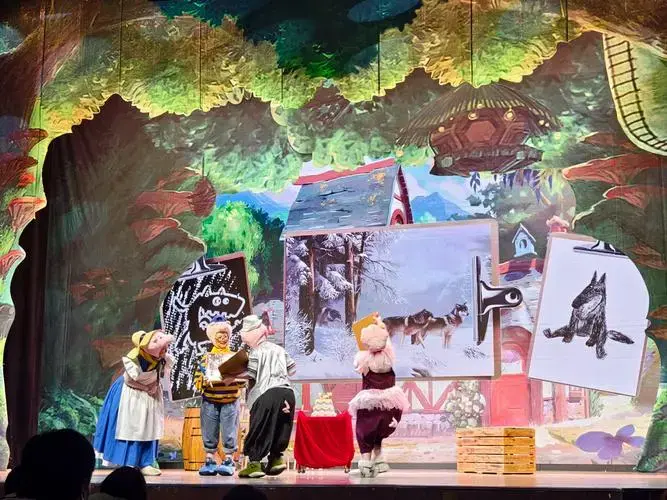 三只小猪儿童剧设计巧妙,演员表演生动形象