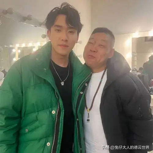 德云社李鹤彪变装惊艳,获高人指点,刺绣大褂展现非凡魅力