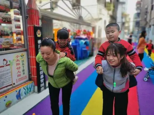 小太阳幼儿园大班级《大手拉小手,亲子同欢乐》亲子活动
