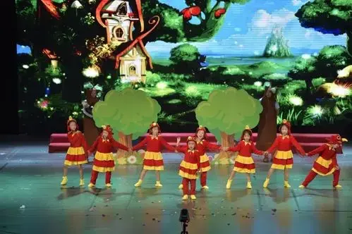 2☝《咕咚来了》是一部经典的儿童剧,它讲的是在广阔的大森林里