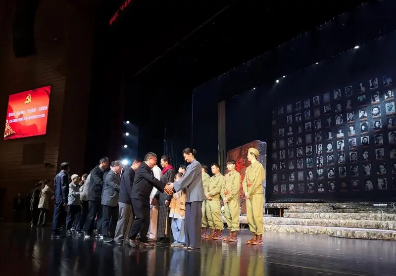 话剧《红岩魂》重庆巡演 台上台下首次合诵《狱中八条》