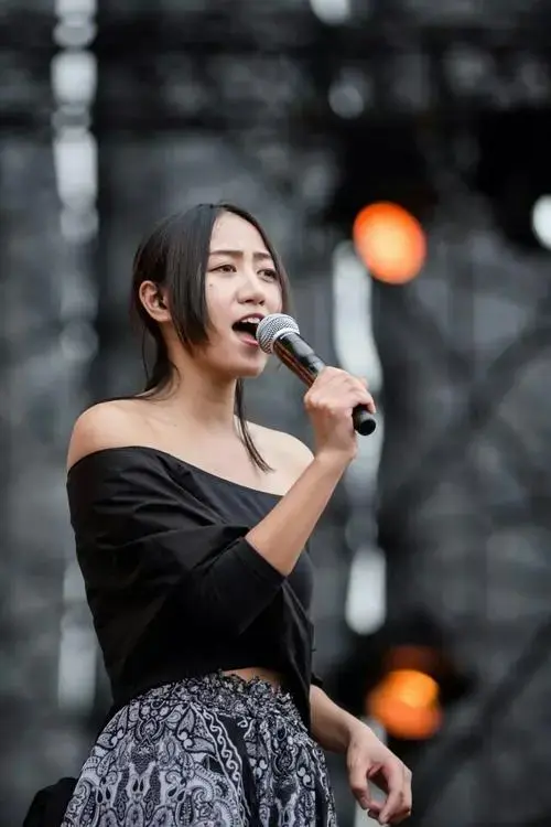 综上所述,陈粒重庆演唱会绝对是一场令人难以忘怀的音乐盛宴.