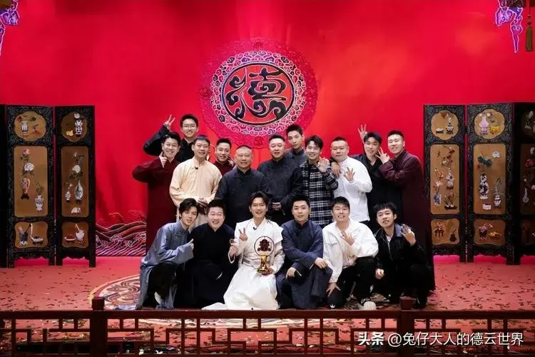 德云社当红演员深夜发文,晒演出照引热议,说相声真的很挣钱