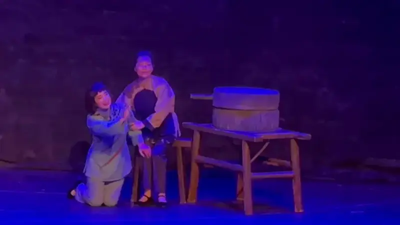 歌剧《洪湖赤卫队》在武汉珞珈山剧院火热上演