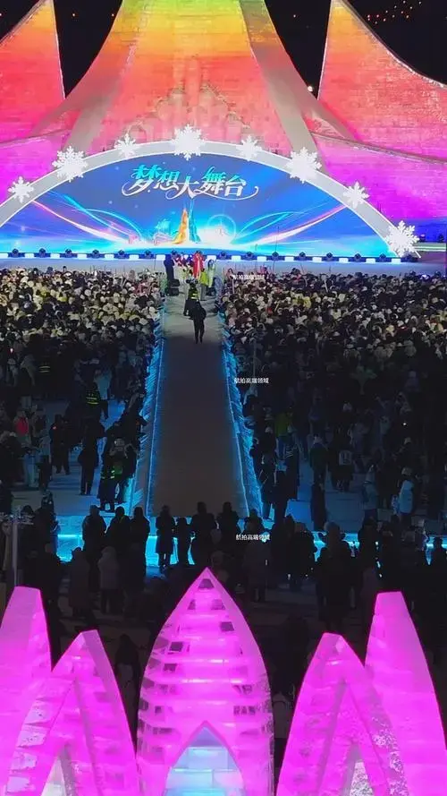 哈尔滨冰雪大世界 雪地里千人蹦迪