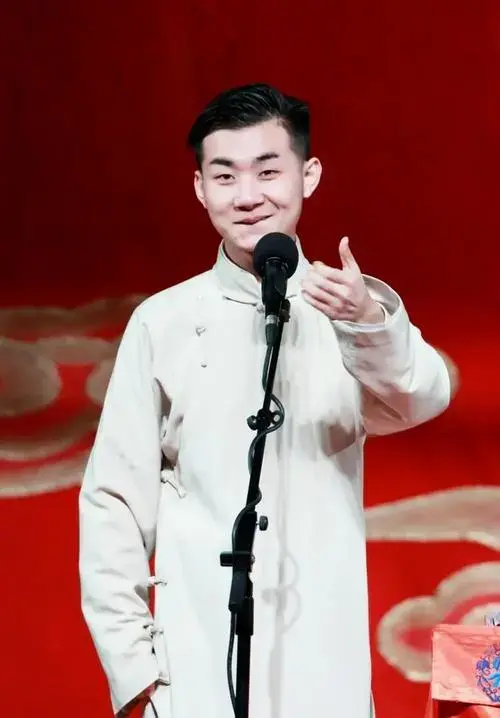 德云社女相声演员赵芸一遭同行指责,郭德纲夫妇不惧争议力捧 !
