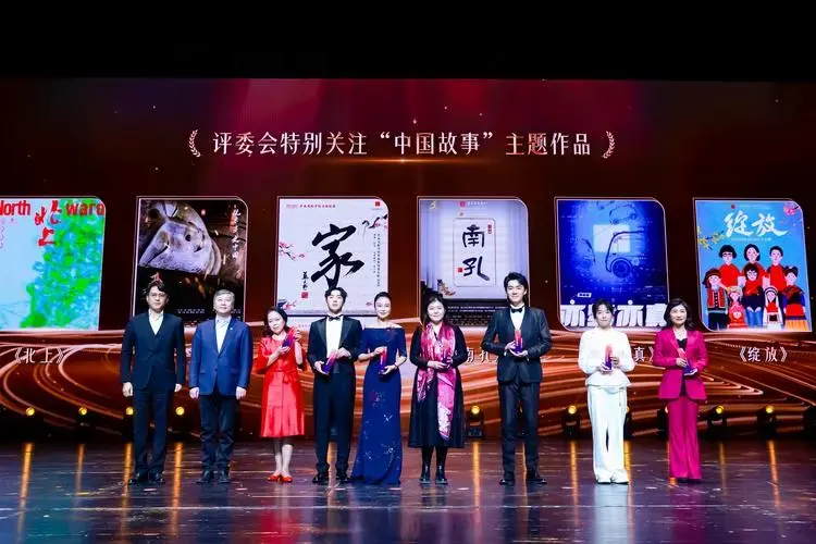 1月7日,靳东受邀出席2024中国音乐剧协会年度盛典,并为评委会特别关注