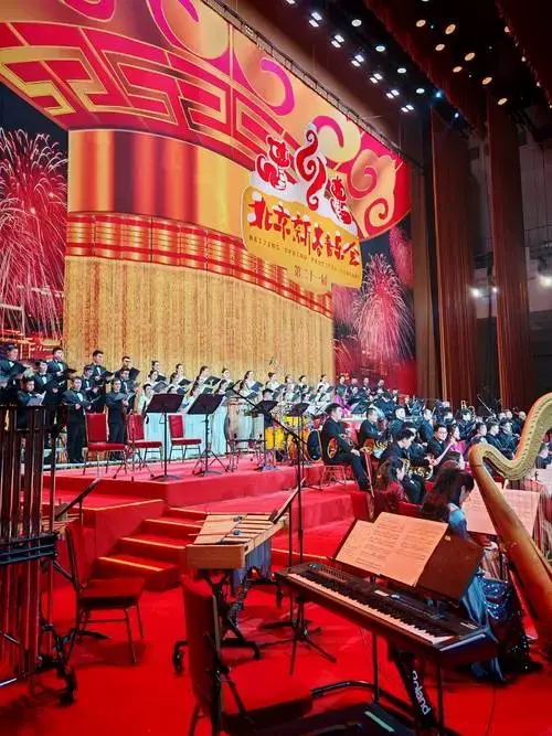 邓超予人民大会堂新春音乐会演绎《新编六口茶》,聆听民族之音与非遗