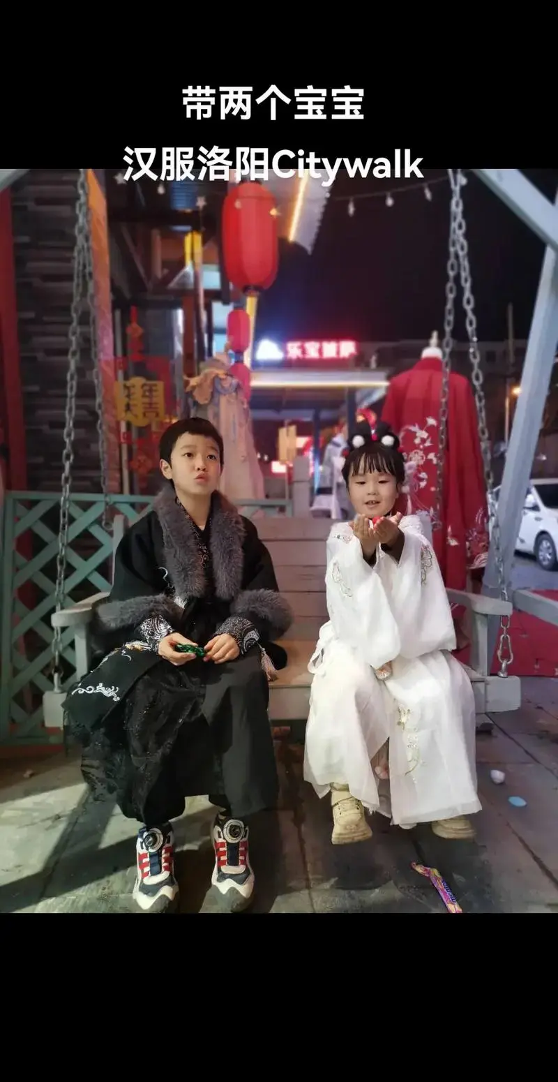 两小只的汉服行,国潮才是最美的#人类幼崽汉服穿搭指南 #穿上 - 抖音