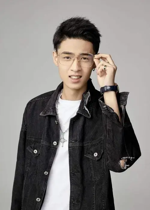 秦霄,一个名字在德云社内日渐响亮的新生代相声演员,他以其独特的表演