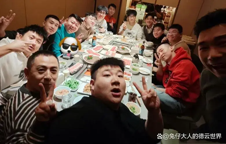 德云社龙字科演员生日,排面拉满,合影照被晒,师哥疼师弟是真的