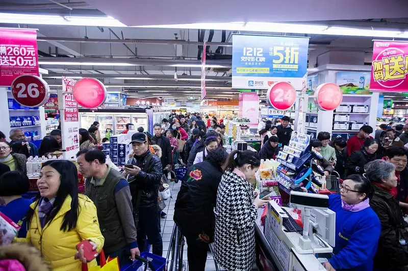 市民为花掉家乐福储值卡排队抢购
