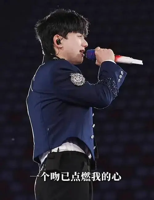鸟巢震撼之夜!张杰演唱会星光璀璨,一首《北斗星的爱》泪目献唱
