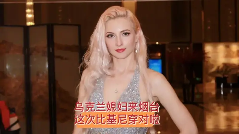 乌克兰媳妇带宝宝来烟台看海,金沙滩果然名不虚传,直呼这比基尼穿对了