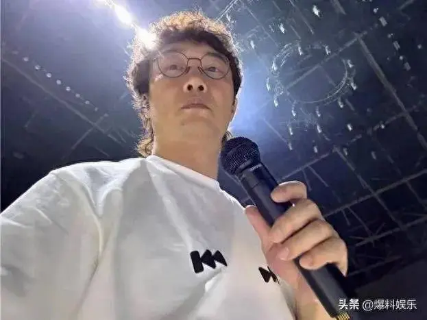 陈奕迅高雄演唱会开唱!好友送祝福,捷运现惊喜台语问候