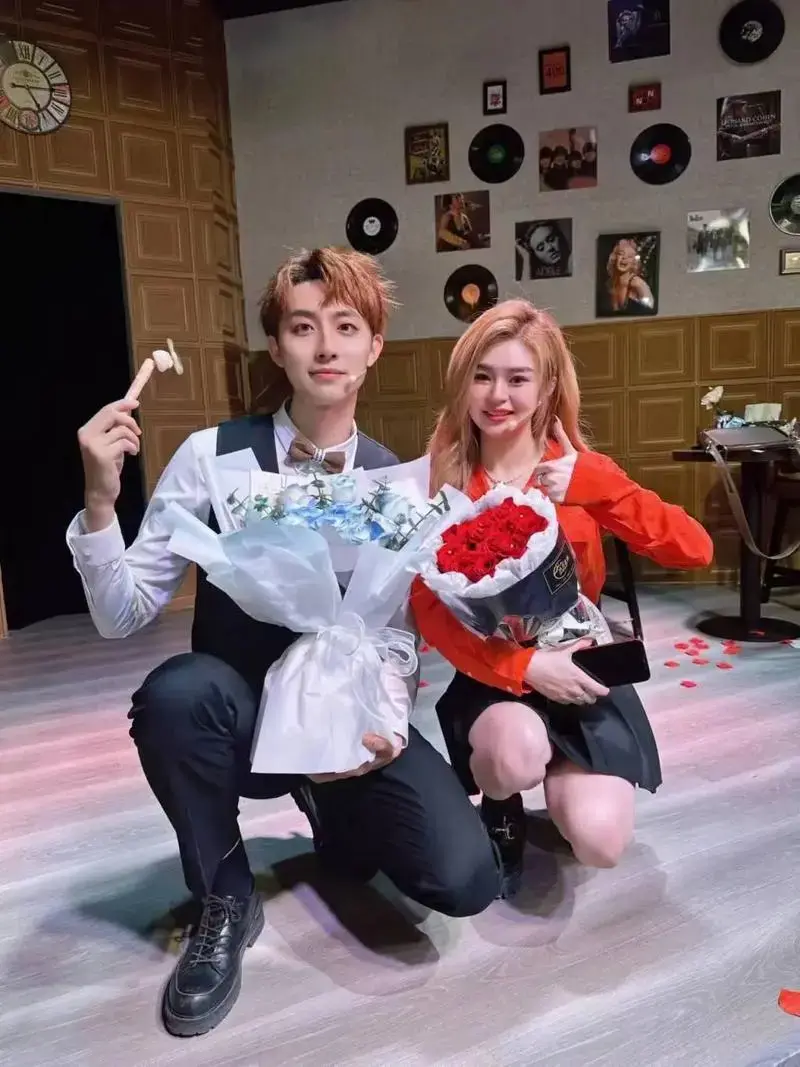 火蔷薇音乐剧,视听盛宴!演员演技炸裂,舞台效果震撼!快来感受 - 抖音