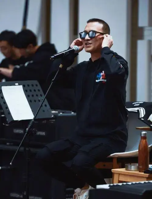 汪峰洛阳演唱会惨淡收场,免费请歌迷进场凑人数,一切早有迹象