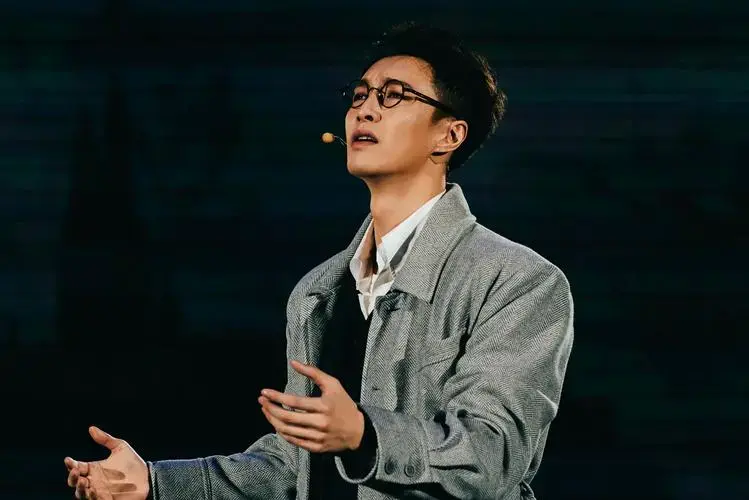 全剧由中国国家话剧院青年演员张艺兴主演,年轻化的艺术家团队挑大梁