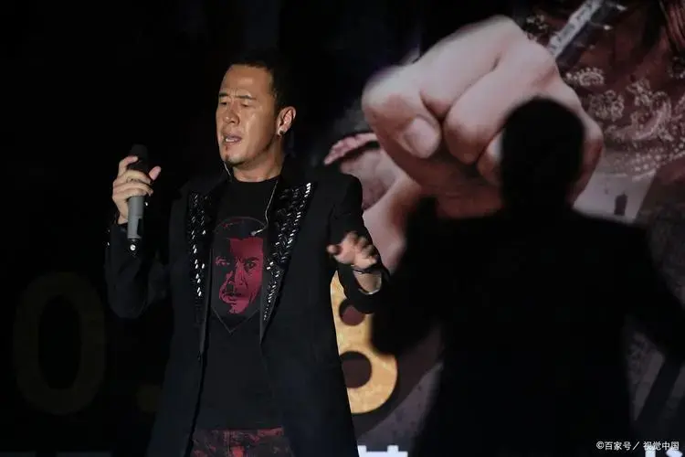 杨坤演唱会改歌词被围攻,经典岂容乱改?