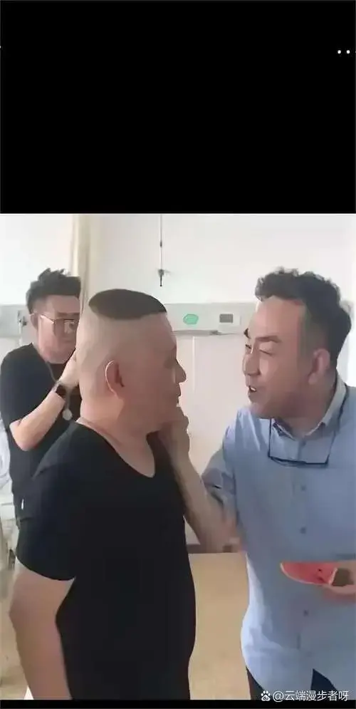 天津德云社开业,郭德纲在剧场摆了五桌,结果就少马爷一个人到场支持