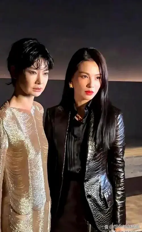 近期,戚薇在《妻子的浪漫旅行》中的状态引发了网友的热议.