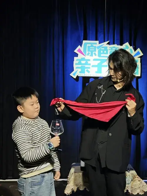 那么,童童亲子剧场的互动亲子魔术秀绝对不容错过!