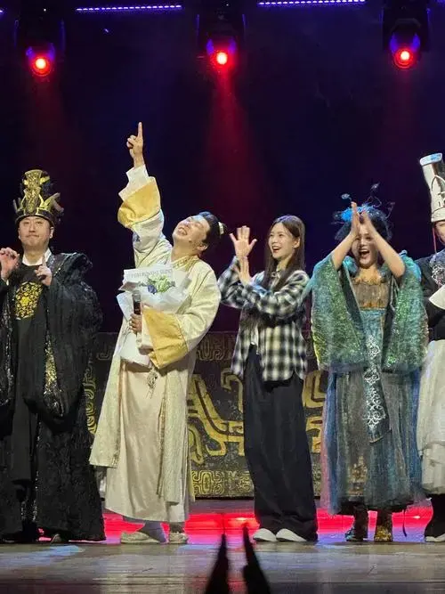 祝贺杜海涛开心麻花话剧演出第一百场