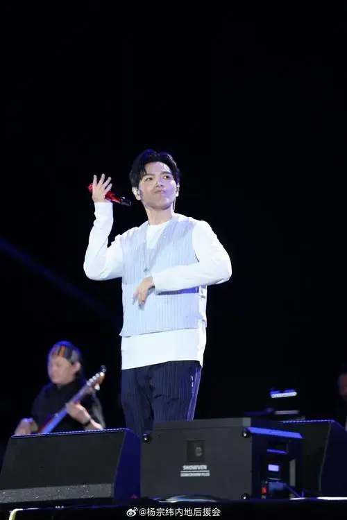 杨宗纬超话2024.10.2宜春时光classic演唱会帅照
