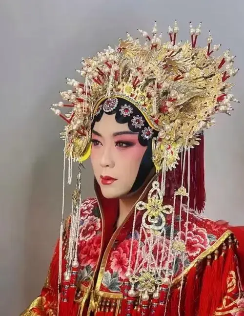 《新贵妃醉酒》
近日,著名歌手李玉刚在许嵩苏州站演唱会上作为特邀