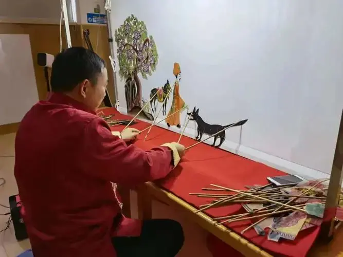 并演绎了《狐狸与乌鸦》《东郭先生与狼》两则寓言故事