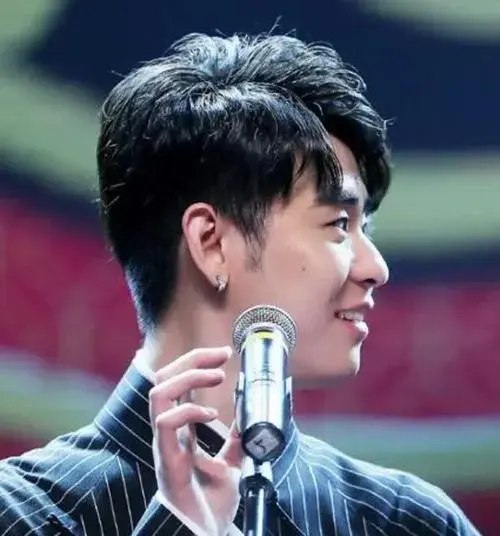 张云雷在《探清水河》中将相声与音乐巧妙结合,保留了传统元素并在其