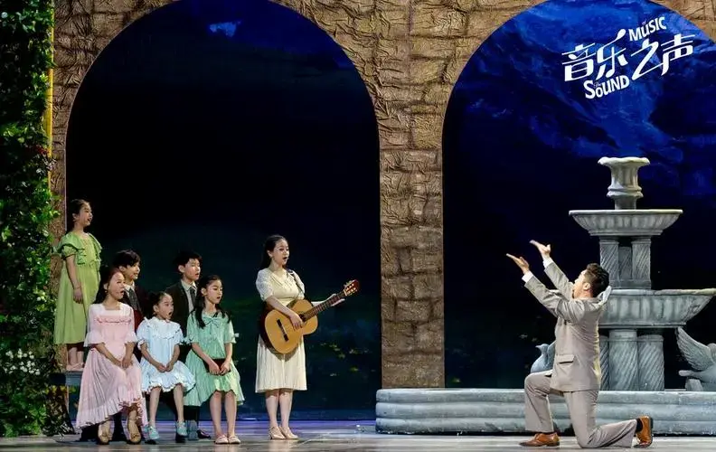 用音乐表演作为掩护,在修女们的帮助下,成功地翻越阿尔卑斯山,奔向