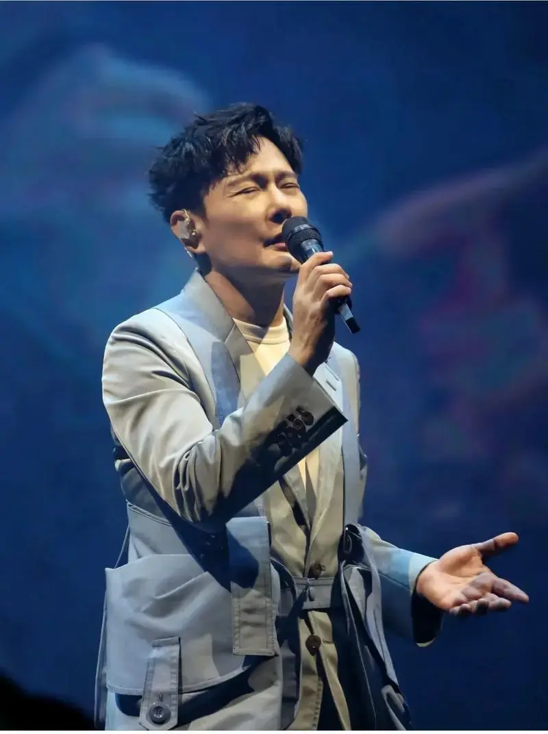 情歌王子张信哲成都演唱会来了.爱如潮水,过火,信仰,白月光
- 抖音