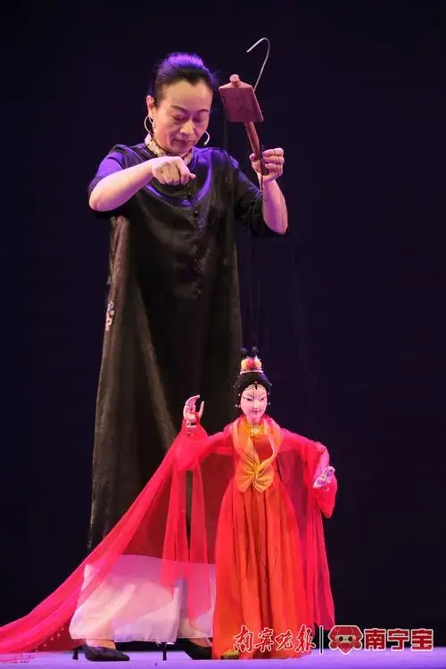 提线木偶戏《嫦娥奔月》在南宁精彩演出
