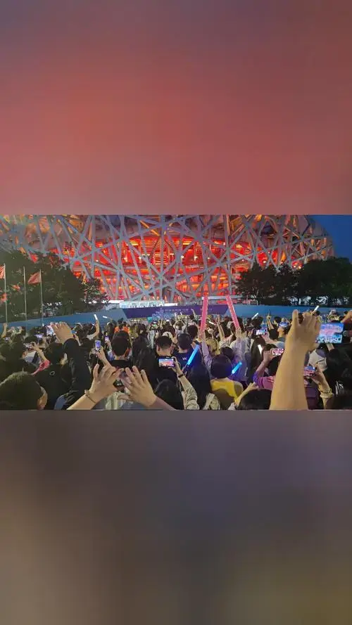 五月天演唱会今晚鸟巢开唱,歌迷场外一起大合唱-腾讯新闻