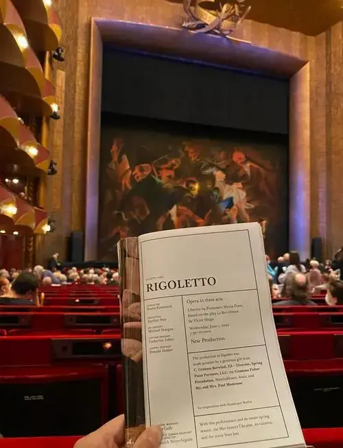 《弄臣》(rigoletto)是威尔第的三幕歌剧,与《茶花女》和《游吟嗜人