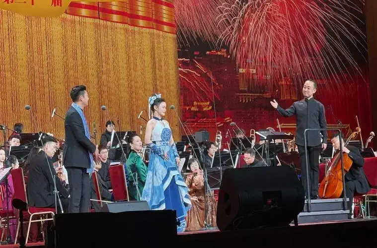 邓超予人民大会堂新春音乐会演绎《新编六口茶》,聆听民族之音与非遗