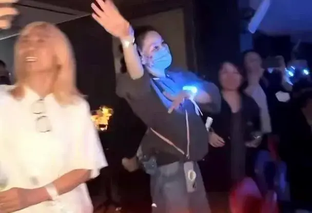 王菲来了,谢霆锋即把演唱会变告白现场,暗藏爱意的细节全被扒了