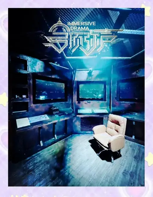 🎭 舞台与灯光 《穹顶弥声》的环形剧场设计,如同电影般将每个角色