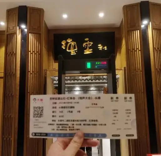 这次来的是德云社二队,演员们和观众的互动环节特别有意思.