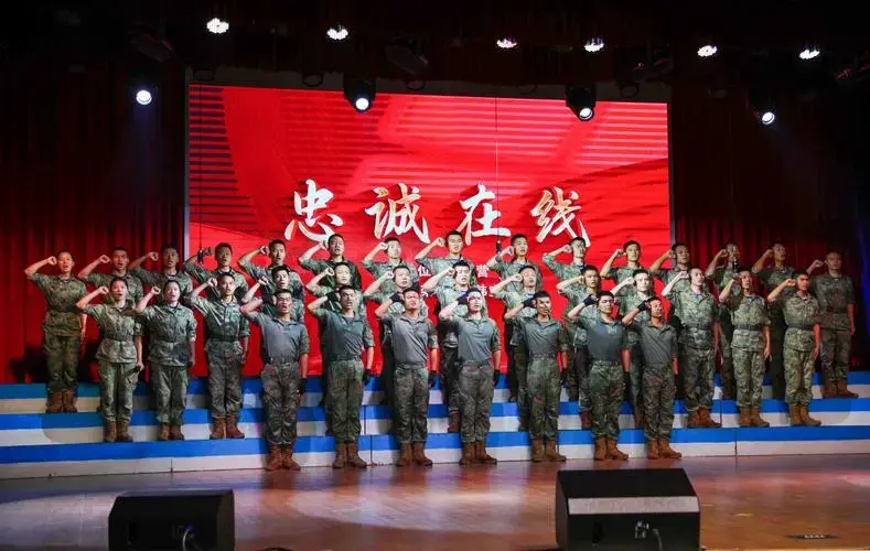 《中国军魂》《祖国不会忘记》《寸土不让》等激昂振奋的歌曲旋律点燃