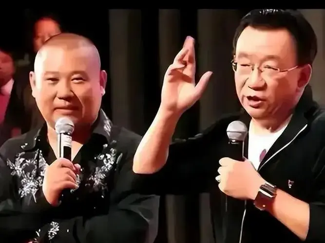 在德云社十周年的庆典上,以及郭德纲的收徒仪式上.