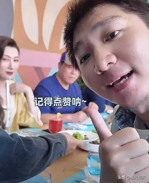 提到陈佩斯,我脑海中立刻浮现出他蹲在地上吃面的经典场景.
