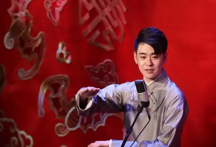 2025德云社封箱演出热搜爆炸!张云雷一人压全场近百人!